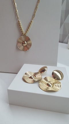 Conjunto de Colar e brinco com medalha pontilhada, banhado em ouro 18k.