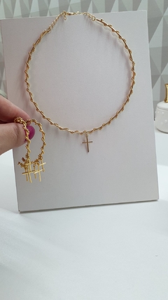 Chocker de aro com delicado pingente de cruz, banhado em ouro 18k. na internet