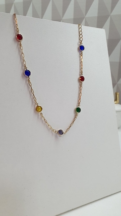 Gargantilha chocker com cristais coloridos, banhada em ouro 18k.