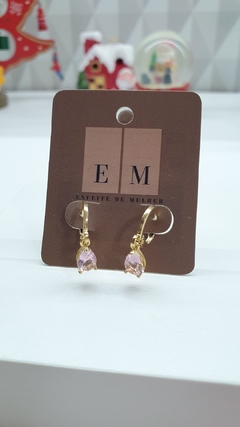 Brinco de argolinha com pingente em cristal rosa nude, banhado em ouro 18k. - comprar online