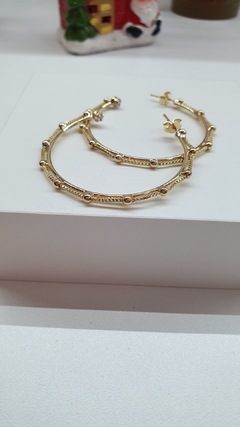 Brinco de argola com microbolinhas em sua extensão, finalizado com pontinho de zircônia, banhado em ouro 18k. - ENFEITE DE MULHER