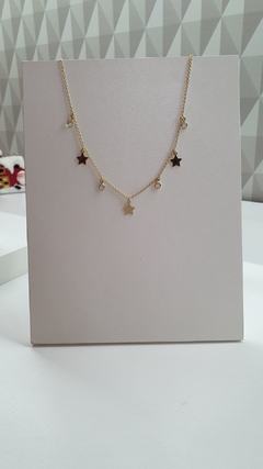 Gargantilha/Chocker com pontos de zircônias e estrelas chapadas, banhada em ouro 18k. na internet