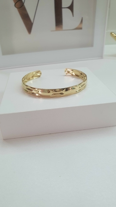 Bracelete orgânico martelado em banho ouro 18k.