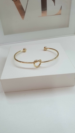 Bracelete aro liso com nó central, em banho ouro 18k. - comprar online