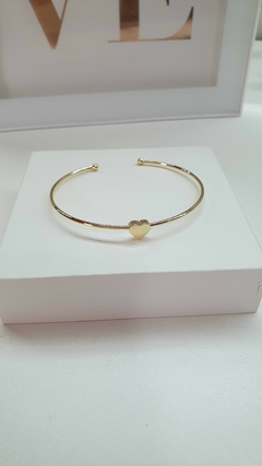 Bracelete de aro com coração chapado em banho ouro 18k.