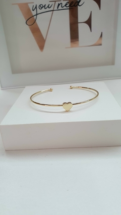 Bracelete de aro com coração chapado em banho ouro 18k. - comprar online