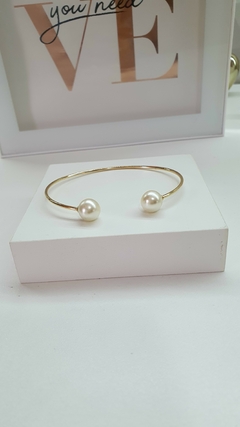 Bracelete Aro liso com duas pérolas em banho ouro 18k.