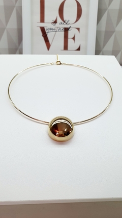 Colar de aro liso com MEIA BOLA GOLD ABAULADA, em banho ouro 18K.