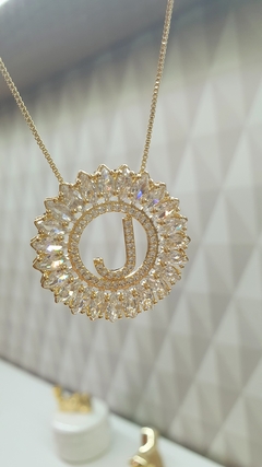 Colar com pingente de mandala, com inicial "J", banhado em ouro 18k.