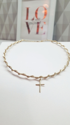 Chocker de aro com delicado pingente de cruz, banhado em ouro 18k. - comprar online