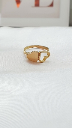 Anel delicado com dois corações, sendo um chapado e outro vazado, banhado em ouro 18k.