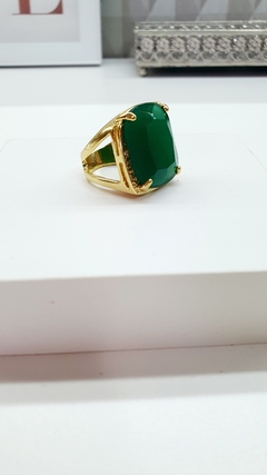 Anel com pedra natural no tom verde esmeralda, banhado em ouro 18k.