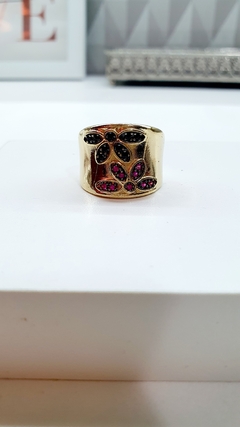 Anel com flores cravejadas em zircônias rosas e negras, banhado em ouro 18k.