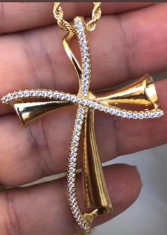 Colar baiano com pingente de cruz cravejada em zircônias brancas, banhado em ouro 18k.