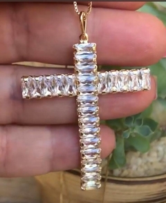 Colar com pingente de Cruz cravejado em zircônias brancas, banhado em ouro 18k.