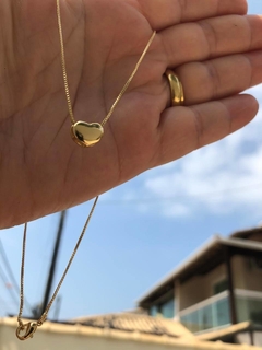 Colar com pingente de  mini coração chapado, banhado em ouro 18k.