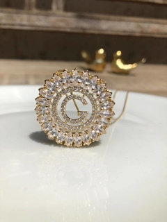 Colar com mandala cravejada, com inicial "G", banhado em ouro 18k.