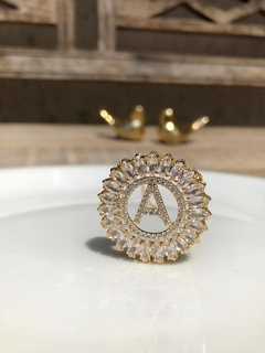 Colar com mandala cravejada, com inicial "A", banhado em ouro 18k.