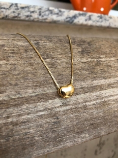 Colar com pingente de  mini coração chapado, banhado em ouro 18k. - comprar online