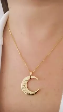 Colar com pingente de meia lua, com gravação em inglês "Eu te amo mais do que tudo", banhado em ouro 18k.