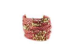 Pulseira estilo bracelete de Couro na cor rosa, no tom médio (nem vermelho, nem pink), com canaletas e finalizadores foscos, banhados em ouro 18k.