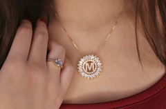 Colar com mandala cravejada, com inicial "M", banhado em ouro 18k. na internet