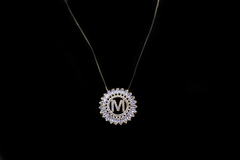 Colar com mandala cravejada, com inicial "M", banhado em ouro 18k.