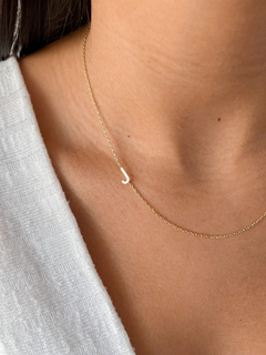 COLAR BANHADO A OURO 18K LETRA LATERAL MINIMALISTA - loja online