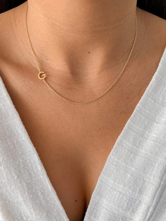 COLAR BANHADO A OURO 18K LETRA LATERAL MINIMALISTA - comprar online