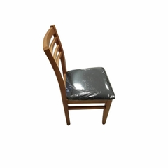 silla de pino pintado y lustrado color castaño con asiento tapizado en eco cuero negro antimancha