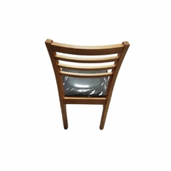 silla firme y resistente construida en pino pintado y lustrado color castaño con asiento en eco cuero negro anti manchas 