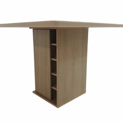 mesa cuadrada 105x105cm tapa de vidrio de 3mm y estructura de MDP 18mm con estante y bodega color simil madera freijo