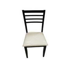 silla firme y resistente construida en pino pintado y lustrado color negro con asiento en eco cuero blanco anti manchas 