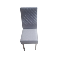 silla comedor tapizada en tela color gris resistente a desgarros y a manchas con estructura de melamina