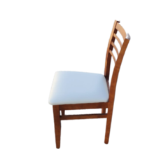 silla de pino pintado y lustrado color miel con asiento tapizado en eco cuero blanco antimancha