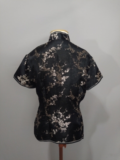 Camisa oriental em tecido acetinado floral (M) - Desacervo