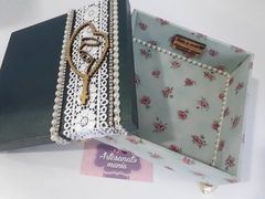 Caixa de mdf pintada e decorada com tecido com aplique de terço de Nossa Senhora - cod 6972 - comprar online