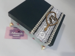 Caixa de mdf pintada e decorada com tecido com aplique de terço de Nossa Senhora - cod 6972 na internet