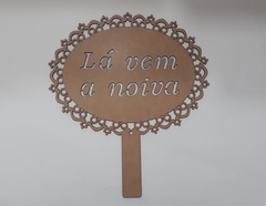 Placa Lá vem a noiva de mdf recorte a laser 33cm - cod 60248