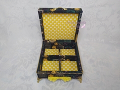 Caixa Porta-biju de MDF 15x15x6 revestida com tecido com 4 divisórias - cod 60222 - comprar online