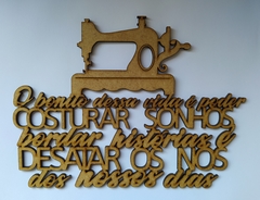 Frase: O bonito dessa vida é poder costurar sonhos, bordar histórias e desatar os nós dessa vida - de mdf recorte a laser - VÁRIOS TAMANHOS - cod 60191