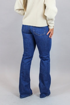 Calça jeans flare cintura alta na internet