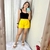 Short Julia amarelo na internet