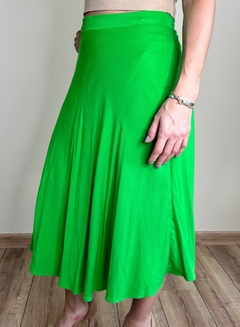 Saia Midi Evasê em Viscose verde Jenny - comprar online