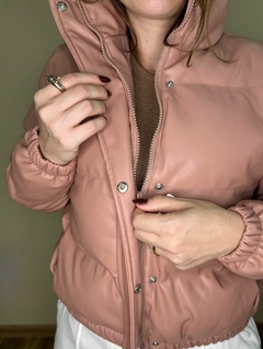 Jaqueta puffer rosê curta Carol - comprar online