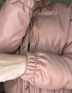 Jaqueta puffer rosê curta Carol na internet