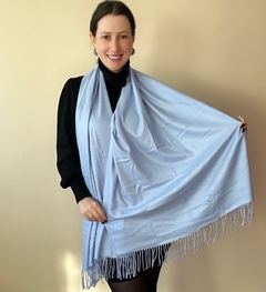 Pashmina lisa com toque de lã azul claro - comprar online