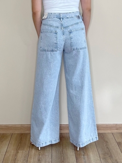 Calça jeans pantalona cintura baixa com cinto catarina - comprar online