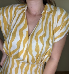 Vestido curto com gola amarelo Olivia - comprar online
