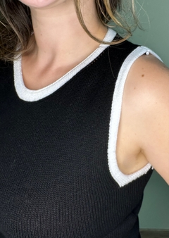 Regata de tricot preto com detalhe branco Bruna - comprar online